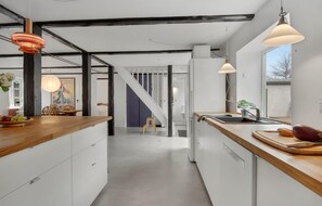 Køleskab, mikrobølgeovn, kogeplade, opvaskemaskine