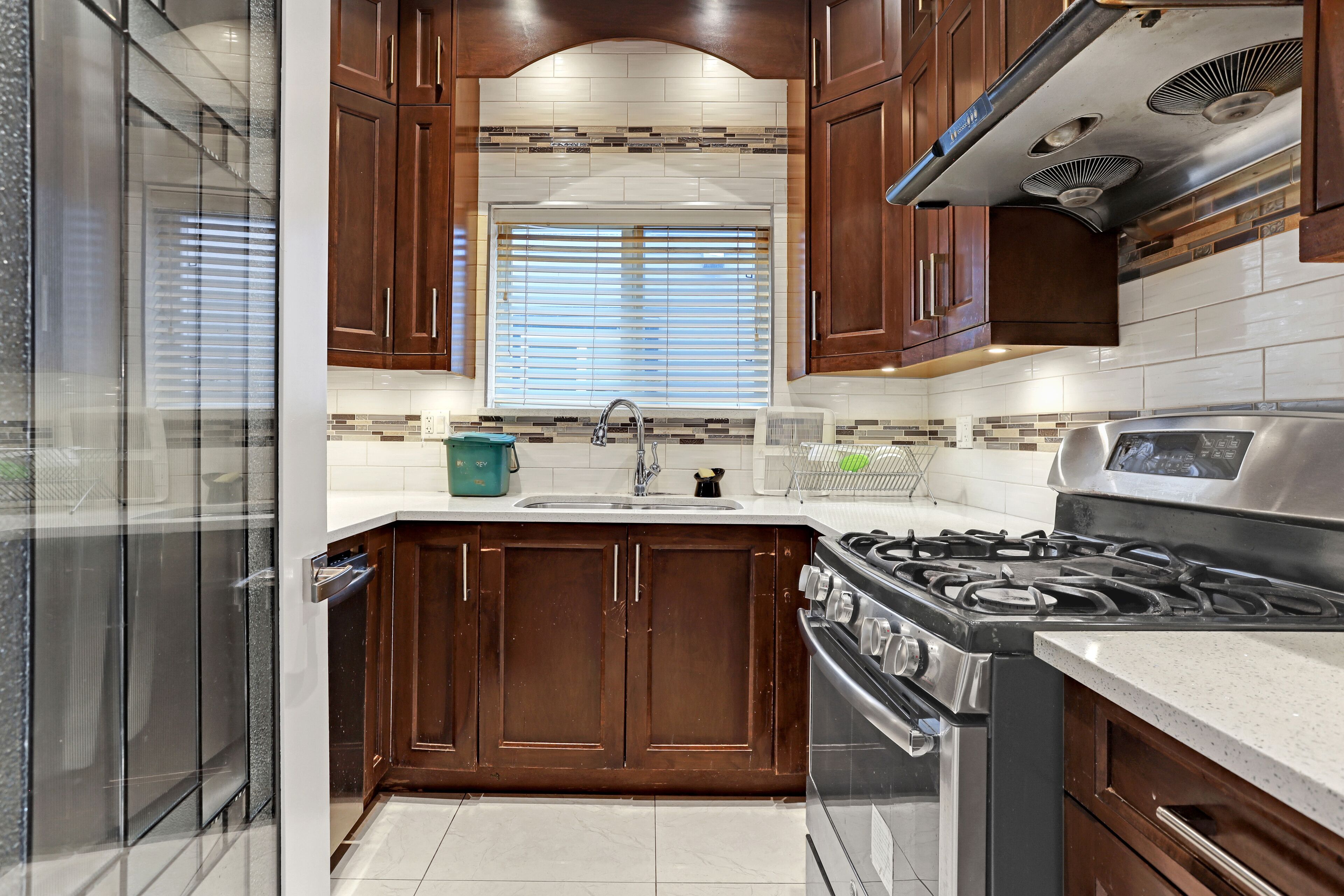 Full House Available Close to Skytrain Stations ,Shopping Center