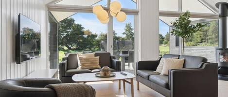 Smart TV, chimenea, futbolito y tenis de mesa