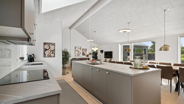 A modern kitchen with a large island, built-in appliances, and pendant lighting. - Pet friendly home in Rømø with sauna (Rømø)