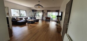 Fernseher, Kamin, Tischfußball, Tischtennisplatte