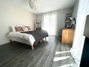 4 Schlafzimmer, Schreibtisch, Bügeleisen/Bügelbrett, Reisekinderbett
