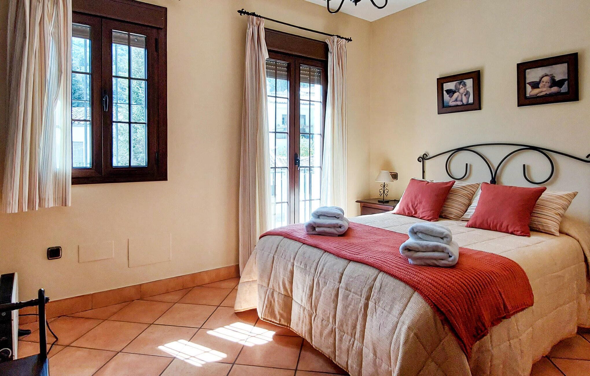 3 chambres, lit parapluie, Wi-Fi gratuit, draps fournis