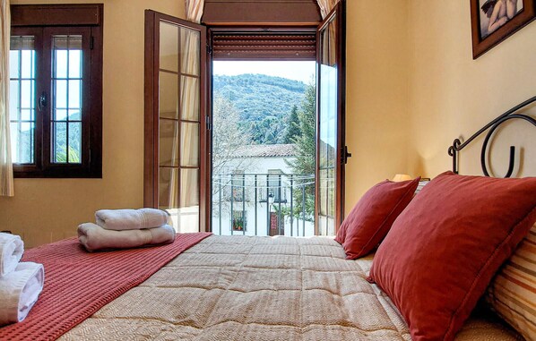 3 bedrooms, travel cot, free WiFi, bed sheets