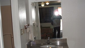 Bathtub, towels, soap, shampoo - camlot inn motel (Big Spring)