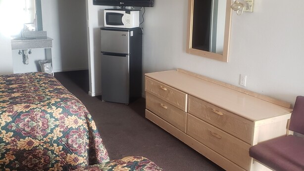 Basic Room | Blackout drapes, soundproofing, iron/ironing board (on request) - camlot inn motel (Big Spring)