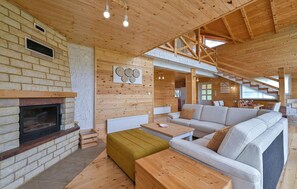 Smart-TV, Kamin, Tischfußball, Tischtennisplatte