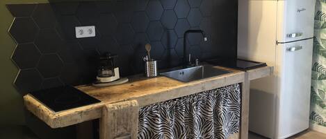 Réfrigérateur, micro-ondes, plaque de cuisson, cafetiÚre/bouilloire