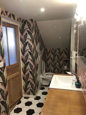 Suihku, hiustenkuivaaja, pyyhkeet, vessapaperi