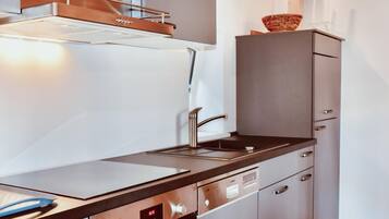 Jääkaappi, liesi, astianpesukone, kahvin-/teenkeitin