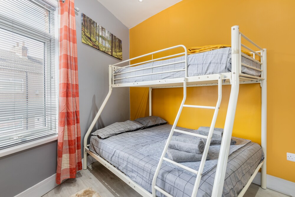 DARLINGTON TOWN CENTRE TOWN HOUSE