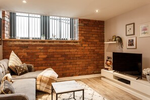 TV - Retreat in Bradford (Bradford)