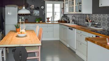 Fridge, dishwasher, coffee/tea maker