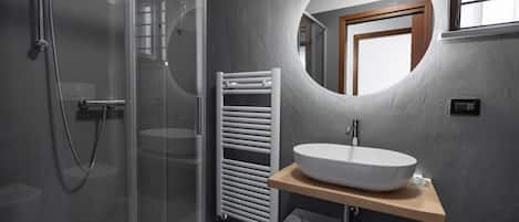 Dusche, Haartrockner, Bidet, Handtücher