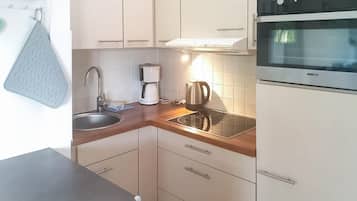 Fridge, oven, stovetop, coffee/tea maker