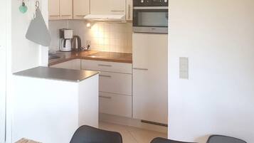 Køleskab, ovn, kogeplade, kaffe-/temaskine