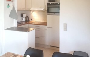 Fridge, oven, stovetop, coffee/tea maker