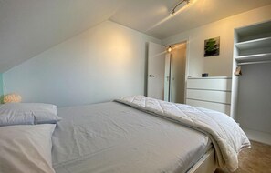 2 bedrooms, travel cot, free WiFi, bed sheets