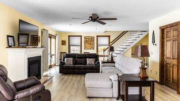 Smart-TV, Kamin, DVD-Player, Tischtennisplatte