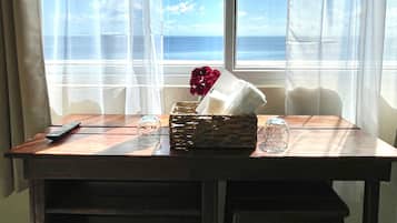 Safe på rommet, skrivebord, blendingsgardiner og strykejern/-brett