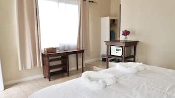 Caja de seguridad en la habitación, escritorio y cortinas blackout