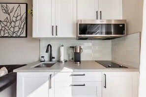 Kühlschrank, Mikrowelle, Herdplatte, Wasserkocher mit Kaffee-/Teezubehör