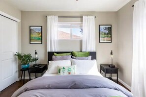 3 habitaciones, escritorio y tabla de planchar con plancha