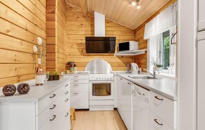 Kjøleskap, ovn, kokeplater og oppvaskmaskin