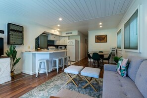 TV, fireplace, books - Summertime Bayou Houseboat Oasis: Fish, Hot tub, Kayak (Morgan City)