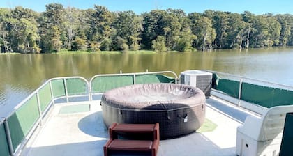 Summertime Bayou Houseboat Oasis: Fish, Hot tub, Kayak