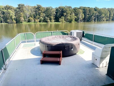 Summertime Bayou Houseboat Oasis: Fish, Hot tub, Kayak