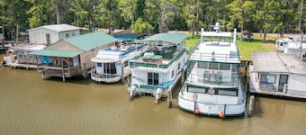 Summertime Bayou Houseboat Oasis: Fish, Hot tub, Kayak