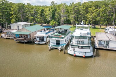 Summertime Bayou Houseboat Oasis: Fish, Hot tub, Kayak