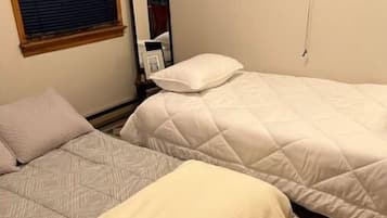 2 habitaciones, escritorio y tabla de planchar con plancha