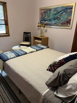 2 bedrooms, desk, iron/ironing board, bed sheets