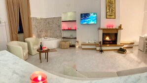 Una sala de estar moderna con chimenea, televisor y un rincón de estar acogedor.