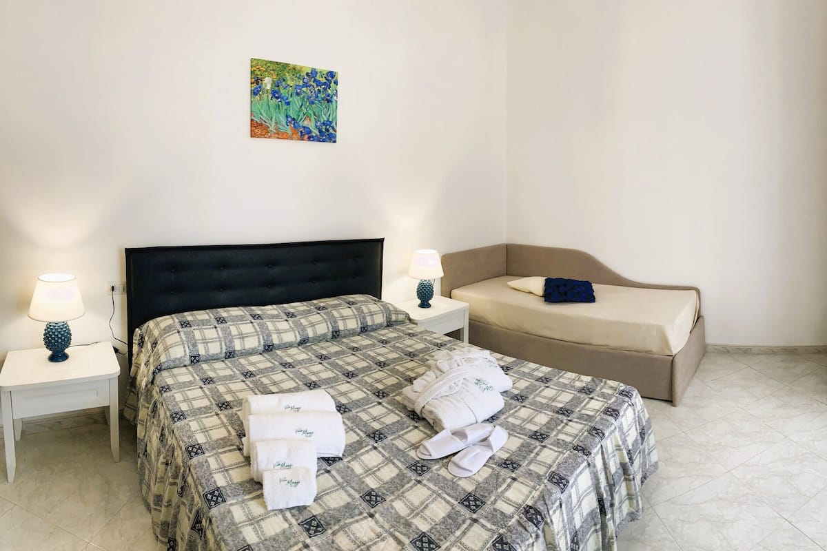 Comfort Room | Gebar bulu kapas, busa memori, bar mini, peti besi dalam bilik
