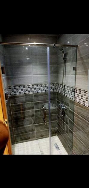 Een douche, een haardroger, zeep, shampoo