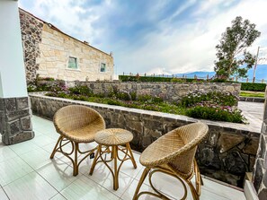 Habitación Deluxe, 1 cama de matrimonio grande, bañera de hidromasaje, vistas a la montaña | Terraza o patio