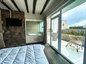 Habitación Deluxe, 1 cama de matrimonio grande, bañera de hidromasaje, vistas a la montaña | Ropa de cama de alta calidad, edredones de plumas, minibar