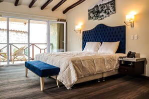 Habitación Deluxe, 1 cama de matrimonio grande, bañera de hidromasaje, vistas a la montaña | Ropa de cama de alta calidad, edredones de plumas, minibar