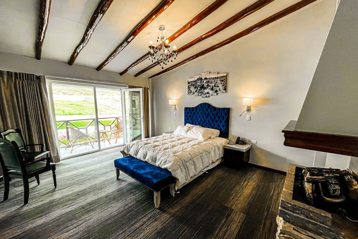 Premium Room, 1 Queen Bed, Jetted Tub, Mountain View