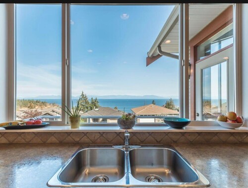 Home in Nanaimo - 0ceanview retreat