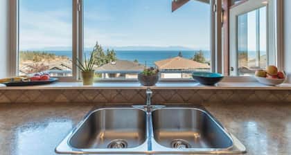 Home in Nanaimo - 0ceanview retreat