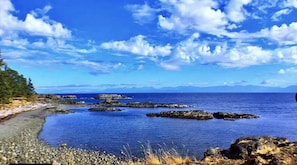 Playa en los alrededores y camastros