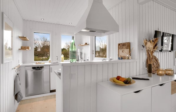 Køleskab, kogeplade, opvaskemaskine, kaffe-/temaskine