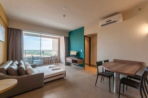 TV, tavolo da ping pong