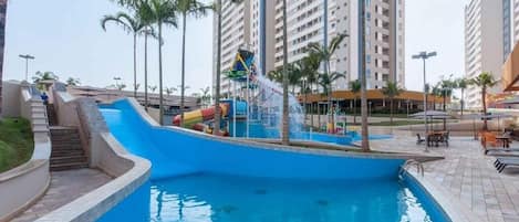 Utendørsbasseng og et oppvarmet basseng