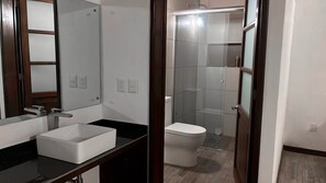 Habitación doble estándar | Baño | Regadera, regadera tipo lluvia, toallas