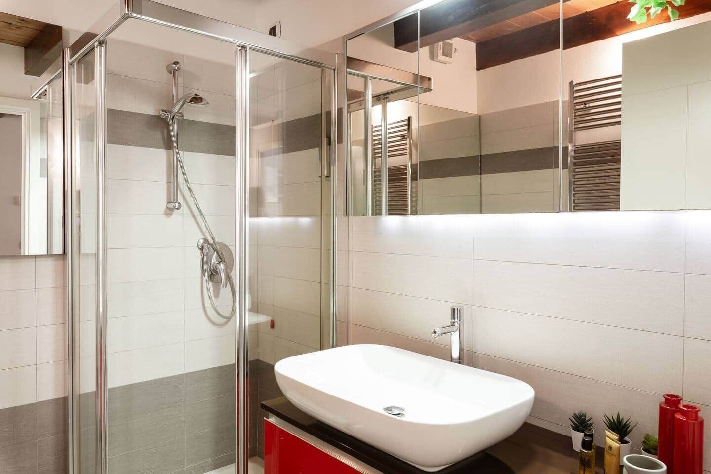 Asciugacapelli, bidet, carta igienica